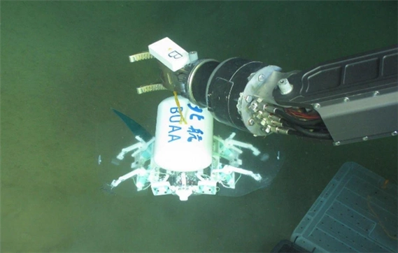 小型机器人漫步万米深海