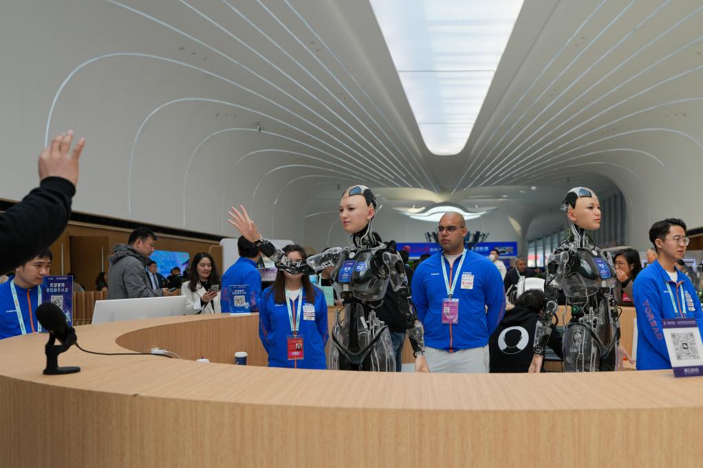 中关村论坛年会“机器人服务小分队”的台前幕后