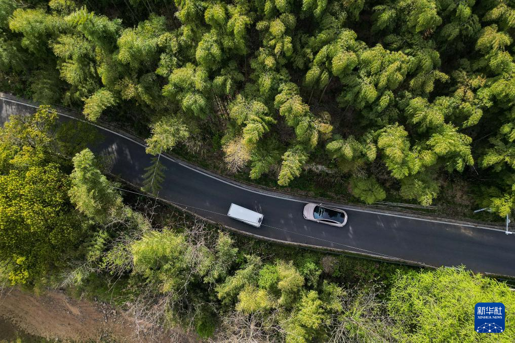 浙江湖州：智能无人物流车上路测试（组图）